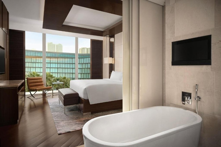 Trong khi đó, phòng Suite giá từ 8,7 triệu, 9,1 triệu và 18,7 triệu. Ảnh: Booking