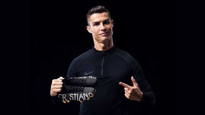 Cầu thủ 5 lần giành Quả bóng vàng đã ký hợp đồng kéo dài một thập kỷ với Nike trị giá gần 18 triệu USD/năm, cũng như các hợp đồng tài trợ với các thương hiệu như Armani và Castrol. Những hợp đồng này đưa giá trị tài sản ròng của CR7 tăng thêm hơn 175 triệu USD, theo Bloomberg. Ảnh: Neymar Sport