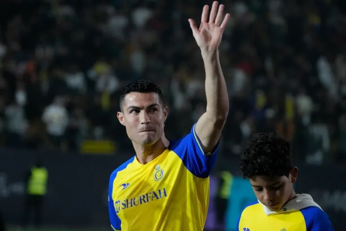 Mặc dù cựu ngôi sao của Real Madrid, Manchester United và Juventus đang ở giai đoạn cuối sự nghiệp cầu thủ nhưng luôn là một trong những cầu thủ có thu nhập cao nhất trong làng bóng đá. Ảnh: Al Jazeera