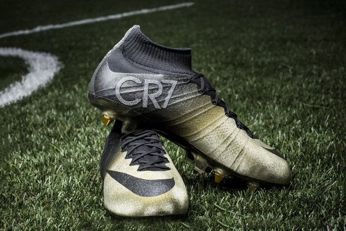 Siêu sao người Bồ Đào Nha cũng sở hữu thương hiệu riêng, CR7, bao gồm nước hoa, đồ lót, giày dép và thậm chí cả nước khoáng đóng chai. Ảnh: Hypebeast