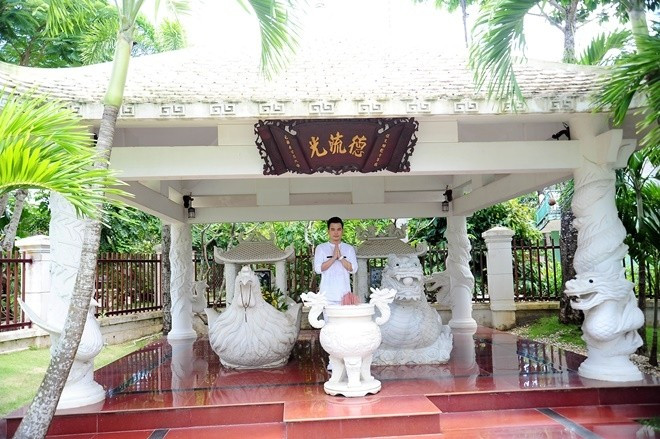 Phần mộ của bố mẹ Lâm Hùng đặt tại sân chính, ngay cổng vào. Ảnh: Dân Việt