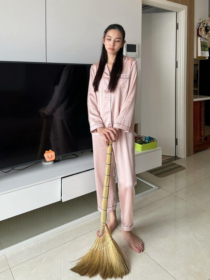 Căn hộ sử dụng gam màu trắng trắng và nâu chủ đạo với nội thất cơ bản, tinh gọn và ít chi tiết trang trí. Ảnh chụp màn hình