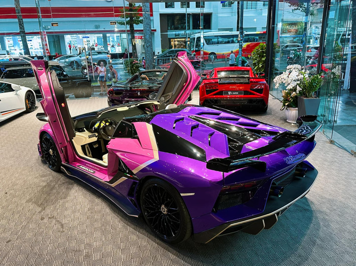Lamborghini Aventador Roadster trị giá khoảng 30 tỷ đồng tại Việt Nam được Phan Công Khanh chia sẻ trên trang cá nhân. Ảnh: FBNV