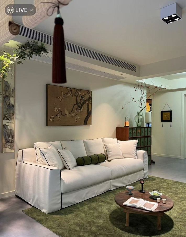 Phòng khách với sofa màu trắng, tường sơn màu be ấm áp kết hợp sàn gạch ánh xà cừ nhạt. Ảnh: Sohu