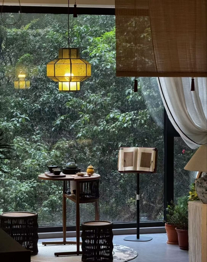Ban công đặt chiếc bàn tròn nhỏ, thảm tròn nhạt màu, và đèn chùm kiểu Đông phương tạo sự hài hòa, khiến khu vực này trở thành góc lý tưởng để thưởng trà, đọc sách. Ảnh: Sohu