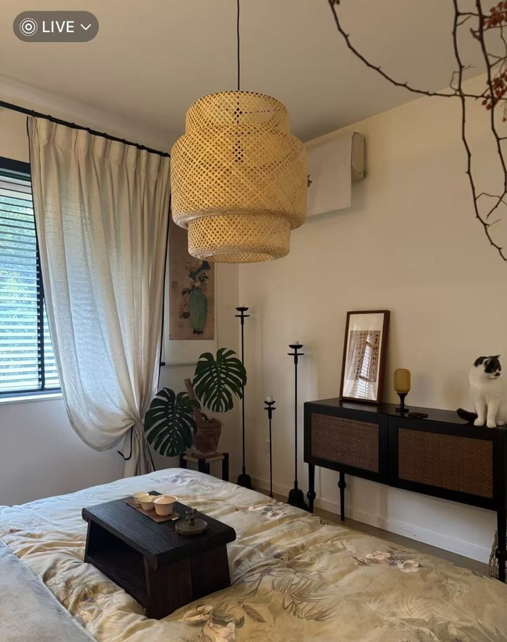 Phòng ngủ phụ là nơi phong cách phương Đông bùng nổ. Mọi chi tiết, từ nội thất gỗ, phụ kiện nhỏ, đến đèn bàn, đều được kết hợp hoàn hảo. Ảnh: Sohu