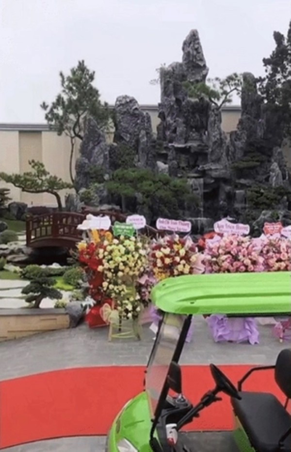 Thậm chí, xe điện có thể di chuyển trong khuôn viên sân vườn. Ảnh: Anhdongsinger1992