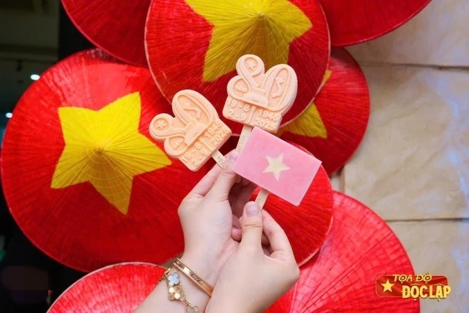 Bên cạnh đó, gia đình trung vệ Duy Mạnhcòn chuẩn bị 500 chiếc kem miễn phí để mời bà con đi xem tổng hợp luyện. Ảnh: Znews