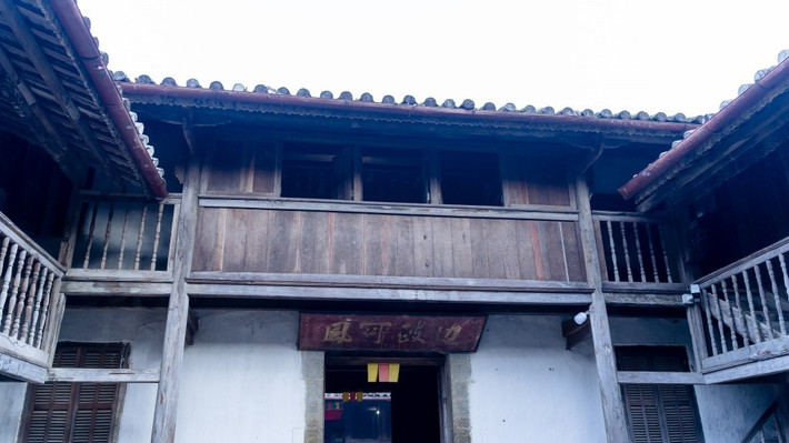 Dinh thự họ Vương xây bằng đá xanh, gỗ thông, ngói đất nung, gồm tiền dinh, trung dinh, hậu dinh với 4 nhà ngang, 6 nhà dọc. Ảnh: Báo tin tức