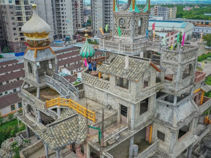 Đài quan sát trên tầng cao nhất mang đến tầm nhìn toàn cảnh thị trấn. Ảnh: Sohu
