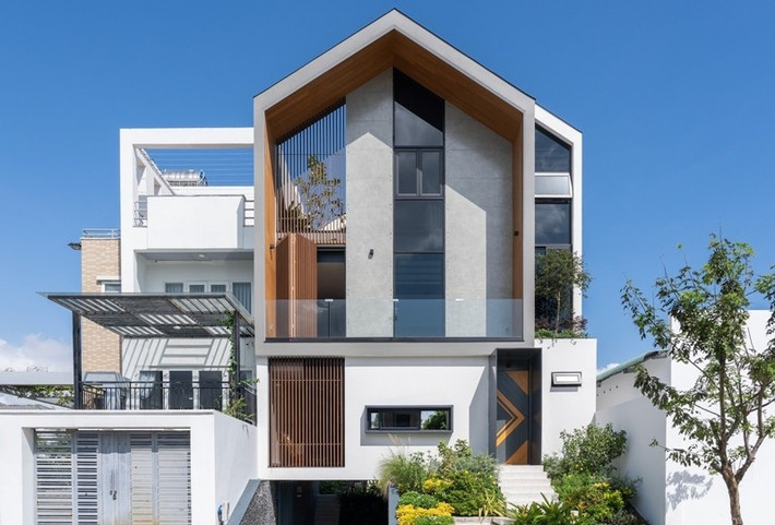 Tọa lạc tại Đà Nẵng, Milo’s House là dự án thiết kế cho gia đình trẻ 3 thành viên. Họ mong muốn một ngôi nhà có ba phòng ngủ với nhiều diện tích sân vườn và cảnh quan. Ảnh: Tô Hữu Dũng