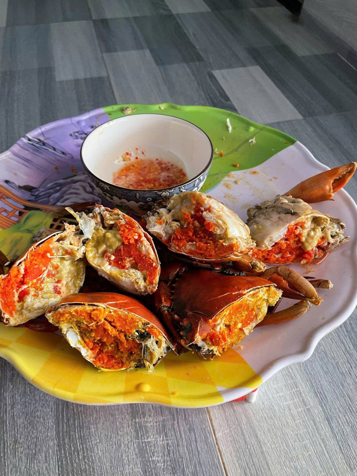 Trong đó, cua gạch son Cà Mau được săn đón nhất, với phần gạch đỏ au béo bùi, không tanh, được ví như “vàng tinh túy” trong thế giới cua Việt. Ảnh: Facebook