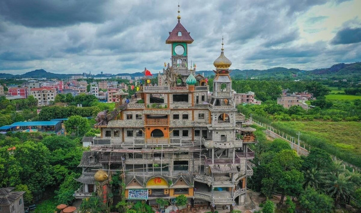 Trên tầng 2, những bức phù điêu Trung Hoa cổ đại do Lý Kế Quang chạm khắc thủ công tạo nên hiệu ứng sống động như thật. Ảnh: Sohu