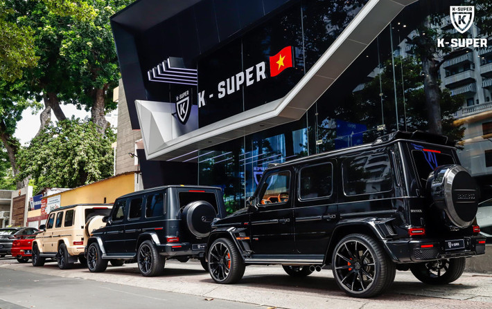 Showroom siêu xe của Phan Công Khanh có nhiều siêu phẩm khác đến từ các thương hiệu nổi tiếng như Ferrari, McLaren, Lamborghini, Rolls-Royce, Bentley... Ảnh: FBNV