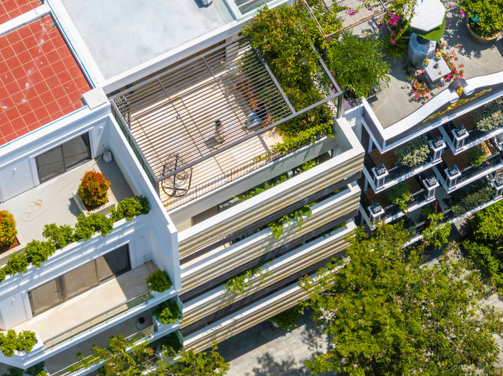 Trong bối cảnh đô thị hóa, VCN Nha Trang House ra đời như một lời giải đầy sáng tạo, nơi kiến trúc hiện đại hòa quyện cùng thiên nhiên, mở rộng giới hạn của nhà phố đa chức năng giữa lòng đô thị. Ảnh: Oki Hiroyuki