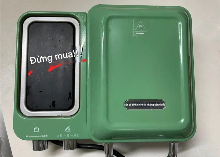 Máy làm bữa sáng đa năng màu sắc retro, thiết kế xinh xắn từng khiến bao người xuống tiền vì quảng cáo quá mãn nhãn. Nhưng thực tế, muốn chiên một quả trứng, phải chờ cả chục phút, trong khi dùng chảo thường nhanh hơn nhiều. Ảnh: post.smzdm
