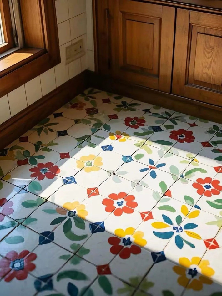 Là xu hướng trong decor, nhưng với nhà bếp - nơi phải tiếp xúc với dầu mỡ mỗi ngày, gạch nhỏ vintage là lựa chọn không thực tế. Những viện gạch nhỏ khiến đường ron dày đặc, dễ bám bẩn, đọng dầu và khó lau chùi. Ảnh: Internet