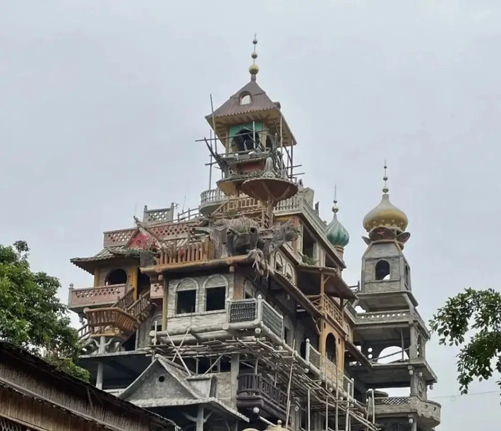 Công trình được mệnh danh là "ngôi nhà điên". Nhìn từ xa, mái vòm hình củ hành vàng theo phong cách Nga lấp lánh, tạo nên hiệu ứng thị giác ấn tượng bên cạnh hàng rào Pháp, lầu hình nấm và tháp chuông. Ảnh: Renee