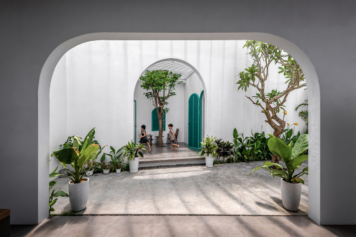 Phú Yên House gồm 2 khối nhà tách rời, ở giữa là khoảng sân trung tâm có diện tích rộng để các bạn nhỏ vui chơi. Ảnh: Minq Bui