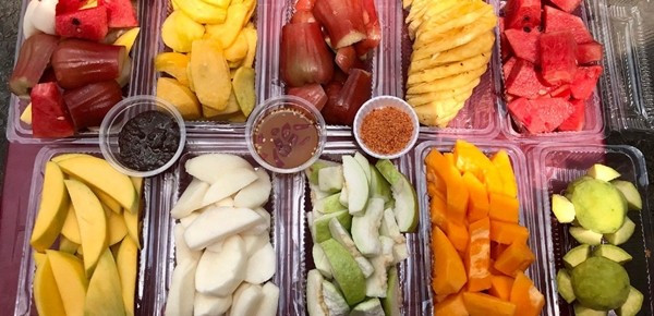 Những trái cây gọt sẵn được xếp gọn gàng, bọc kín túi nilon có thể hấp dẫn người mua. Ảnh: ShopeeFood