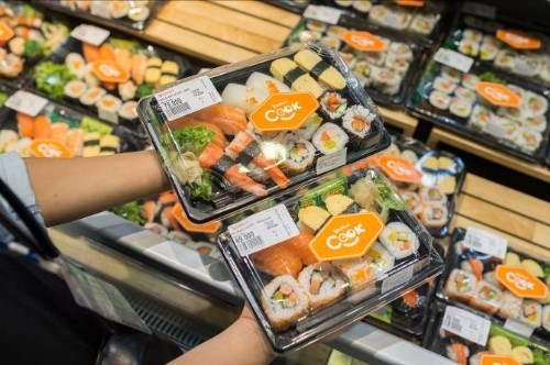Các món ăn làm sẵn như đồ muối, rau củ, dưa nộm, mướp đắng nhồi thịt... được xếp vào nhóm không nên mua. Lý do là những món này nếu không được bán hết, có thể để đến hôm sau bán tiếp. Ảnh: Internet