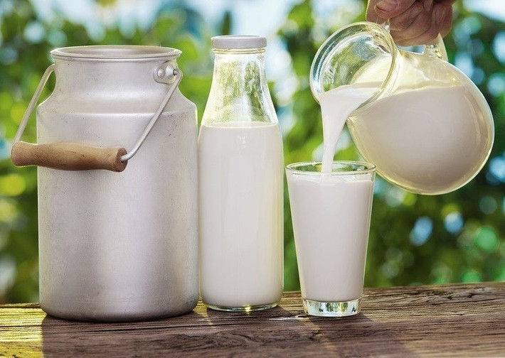 Siêu thị thường xuyên có các chương trình giảm giá hoặc khuyến mãi mua 1 tặng 1 với sản phẩm sữa. Tuy nhiên, người tiêu dùng nên thận trọng khi mua nhiều bởi sữa giảm giá thường gần đến ngày hết hạn sử dụng. Ảnh: Internet