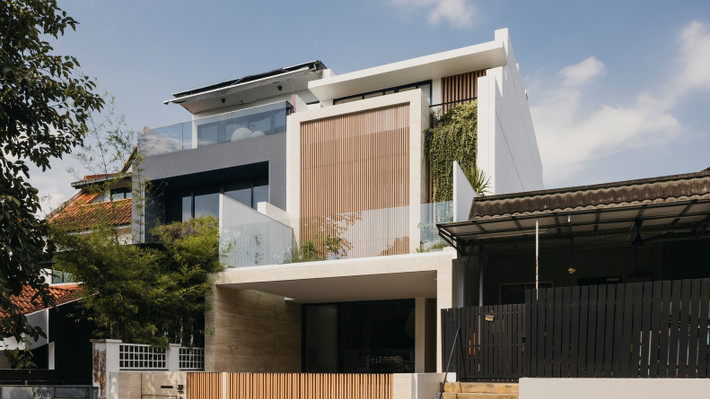 Được xây dựng trên khu đất rộng 332 m2 tại Singapore, ngôi nhà có quy mô 3 tầng. Mặt tiền thiết kế như một bức tranh tối giản với mặt phẳng ốp đá tự nhiên và hệ màn gỗ che phủ. Ảnh: Studio Periphery