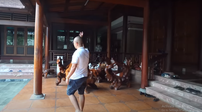 Toàn bộ cột nhà bên ngoài đều làm bằng gỗ lim. Ảnh chụp màn hình NhaTo