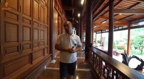 Trong nhà, gia chủ sử dụng gỗ hương Lào làm vách, cột trụ chống và chia gian bằng gỗ căm xe Lào. Ảnh chụp màn hình NhaTo