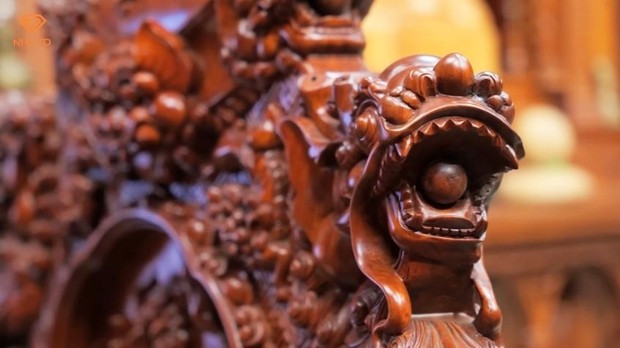 Bàn ghế rồng đỉnh đặc trưng cho gu chơi đồ gỗ của người hoài cổ. Ảnh chụp màn hình NhaTo