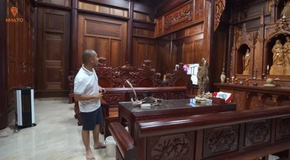 Khối trầm hương ngả màu đen tỏa hương tinh dầu dễ chịu khắp căn phòng. Ảnh chụp màn hình NhaTo