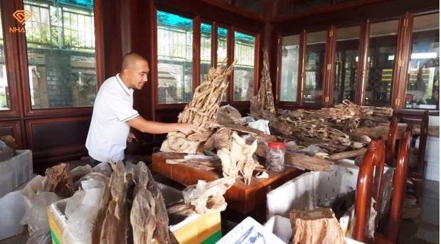 Kho báu thực sự của căn nhà là gian nhà riêng lưu trữ những khối trầm hương quý, được tạc những hình thù thú vị. Ảnh chụp màn hình NhaTo