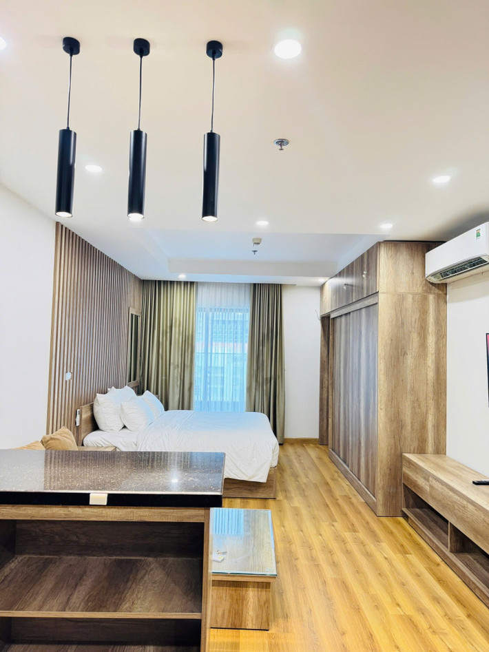 Giường ngủ trắng tinh khôi mang phong cách tối giản. Ảnh: FB Trang Hoàng