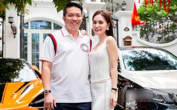 Vợ chồng Đoàn Di Băng - doanh nhân Nguyễn Quốc Vũ đang thu hút sự chú ý của cộng đồng mạng sau khi cơ quan chức năng tỉnh Đồng Nai thống nhất khởi tố vụ án liên quan đến sản phẩm mỹ phẩm do Công ty EBC Đồng Nai sản xuất, đại gia quận 7 từng tích cực quảng cáo. Ảnh: FBNV