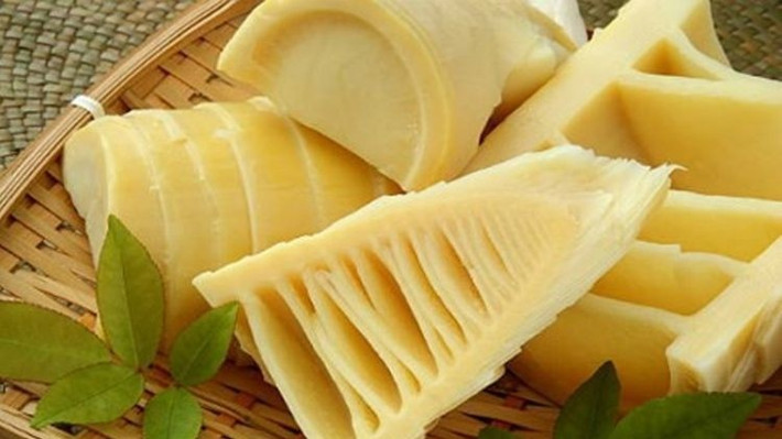 Để hái măng le tươi, người dân phải canh từ sáng sớm, chui sâu vào bụi le rậm. Có ngày chỉ đào được vài cân. Ảnh: Internet
