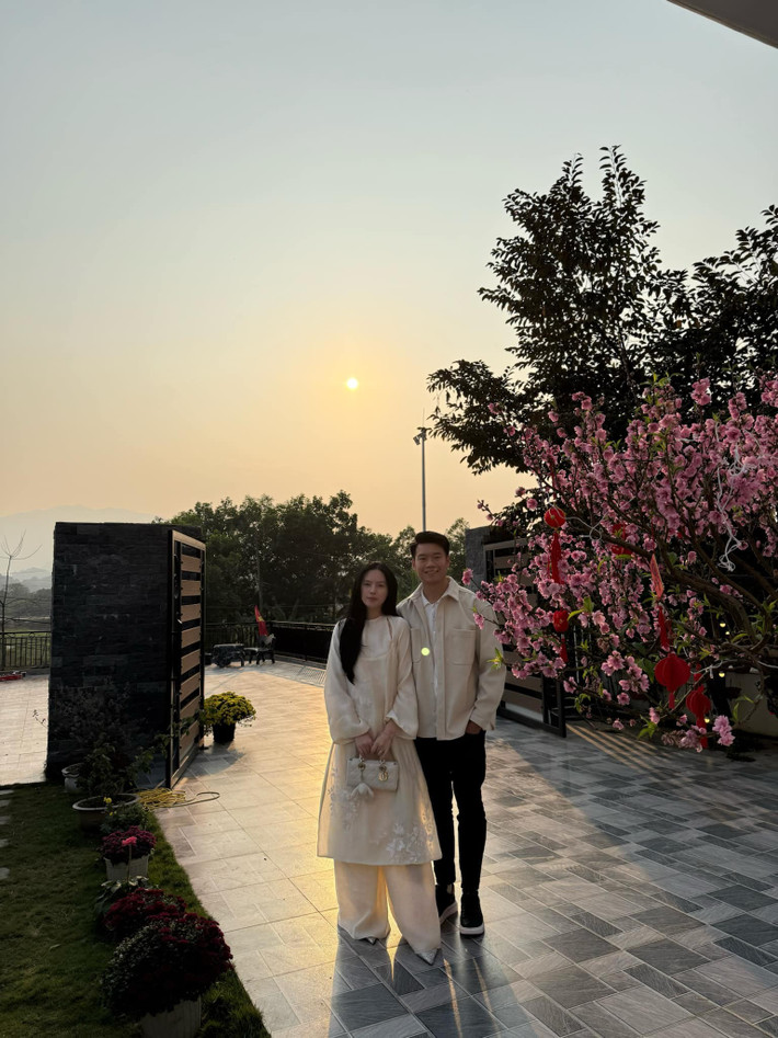 Phía trước nhà là khoảng sân rộng. Ảnh: FB Ngô Tố Uyên