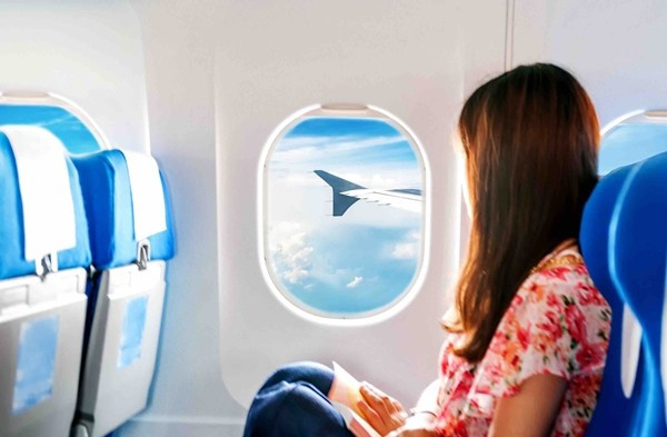 Tuy nhiên, nhiều chuyên gia cho rằng vị trí ghế không quan trọng bằng khoảng cách đến cửa thoát hiểm. Theo Edwin Richard Galea, kỹ sư an toàn và chuyên gia về động lực học sơ tán người Anh, hành khách ngồi trong vòng 5 hàng ghế tính từ cửa thoát hiểm có khả năng sơ tán an toàn cao hơn. Ảnh: Getty