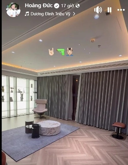 Mới đây, tiền vệ Hoàng Đức thu hút sự chú ý của cộng đồng mạng khi đăng tải video khoe một góc trong căn hộ cao cấp vừa dọn về sinh sống. Ảnh chụp màn hình