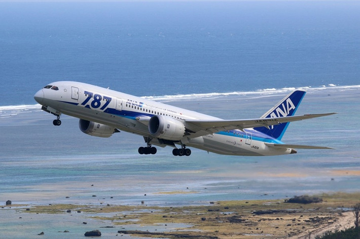 Boeing 787-8 Dreamliner sở hữu tầm bay vượt trội, trên 13.000 km – đủ sức bay từ Ấn Độ tới châu Âu, châu Mỹ không cần tiếp nhiên liệu. Ảnh: AeroTime >>> Mời độc giả xem video: Vụ rơi máy bay Boeing ở Ấn Độ: Hơn 200 người thiệt mạng, 1 người sống sót. Nguồn: Báo Nhân Dân