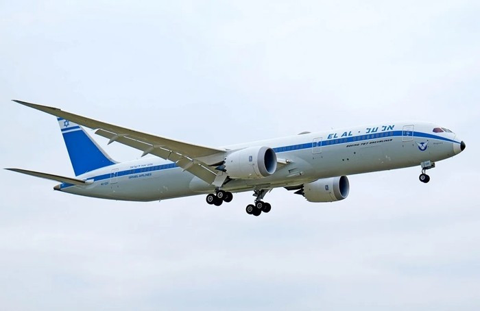 Theo báo cáo chính thức từ Boeing và các tổ chức phân tích ngành hàng không như SimpleFlying, giá niêm yết một chiếc Boeing 787-8 khoảng 248 triệu USD, tương đương hơn 6.300 tỷ VNĐ theo tỷ giá hiện hành. Ảnh: Emairplane