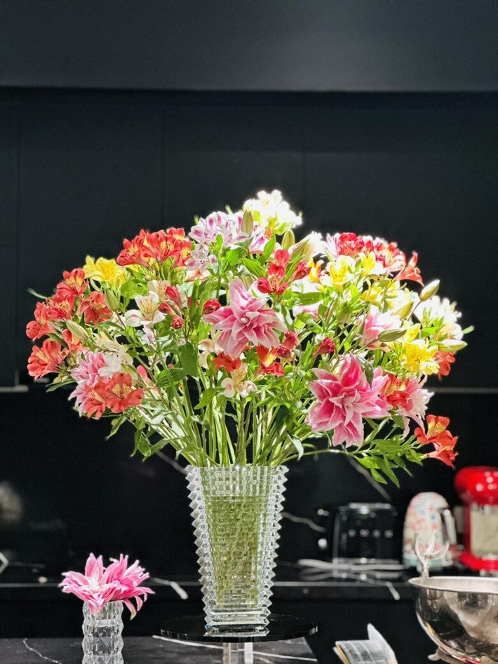 Bình hoa pha lê cao rực rỡ với đủ các loại màu như đỏ, cam, trắng, hồng...Ảnh: FB Ngoc Trinh Duong