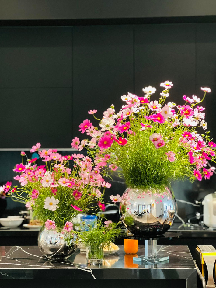 Bình hoa thân cỏ rực rỡ khiến mọi người không ngừng xuýt xoa vì vừa xinh vừa sang. Ảnh: FB Ngoc Trinh Duong
