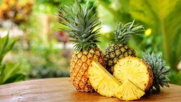 Dứa là trái cây nhiệt đới quen thuộc với người Việt Nam. Ở các khu chợ Việt, dứa gần như có quanh năm, vào mùa, giá dứa dao động từ 8.000 - 35.000 đồng/quả, tùy loại và kích cỡ. Ảnh: Internet