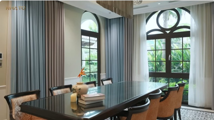 Ở bất cứ góc nào trong nhà cũng nhìn thấy khoảng xanh. Ảnh chụp màn hình NhaTo