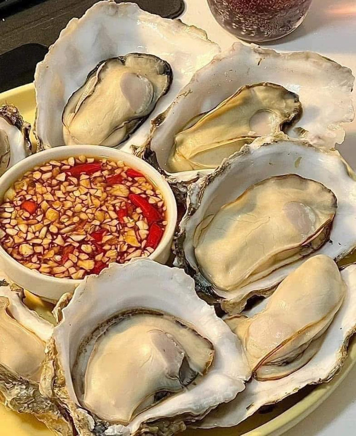 Loại hàu này có vỏ vàng nhạt, ruột to, được người bán quảng cáo "10 con như một". Ảnh: Facebook