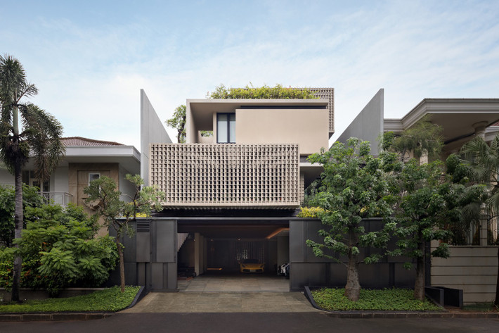 Tọa lạc tại khu đất hướng Tây giữa lòng đô thị ở Jakarta (Indonesia), ngôi nhà được thiết kế nhằm đảm bảo sự riêng tư, râm mát, nhưng vẫn ngập tràn ánh sáng và thông gió tự nhiên. Ảnh: Mario Wibowo
