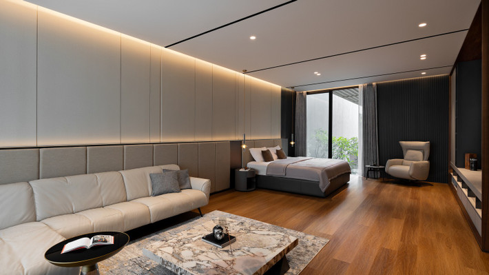 Tầng 3 là không gian nghỉ ngơi. Hai phòng ngủ của các con có nhà vệ sinh riêng, được bố trí phía trước, đều mở ra sân bên để đảm bảo ánh sáng và thông gió. Ảnh: Mario Wibowo