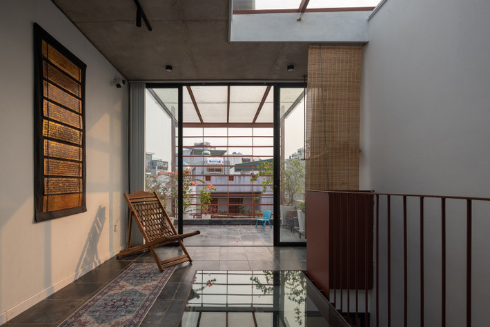 MK House không phô trương sự thoải mái, mà lựa chọn sự đủ đầy. Điểm nhấn là ánh sáng tự nhiên, sự kết nối giữa con người và không gian sống. Ảnh: Chimnon studio
