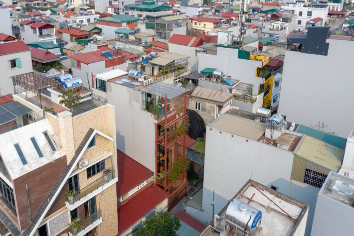 Nằm tại quận Long Biên (Hà Nội), MK House được thiết kế cho một gia đình nhỏ gồm ba thành viên trên khu đất 4x11 mét vuông. Gia chủ mong muốn một ngôi nhà vừa đủ để sống, làm việc và vui chơi. Ảnh: Chimnon studio