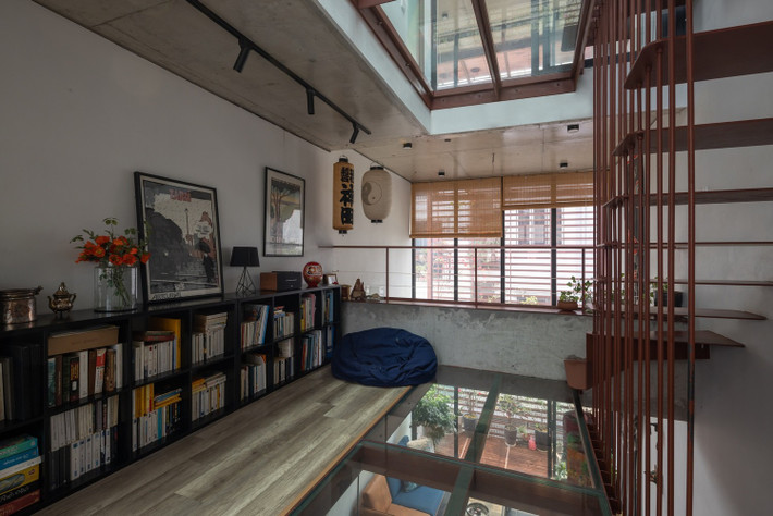 Bên cạnh những yêu cầu chức năng, MK House còn phản ánh một tầng văn hóa riêng tư trong đời sống gia chủ, được bồi đắp qua từng năm tháng bằng một đời sống tinh thần và thẩm mỹ phong phú. Ảnh: Chimnon studio